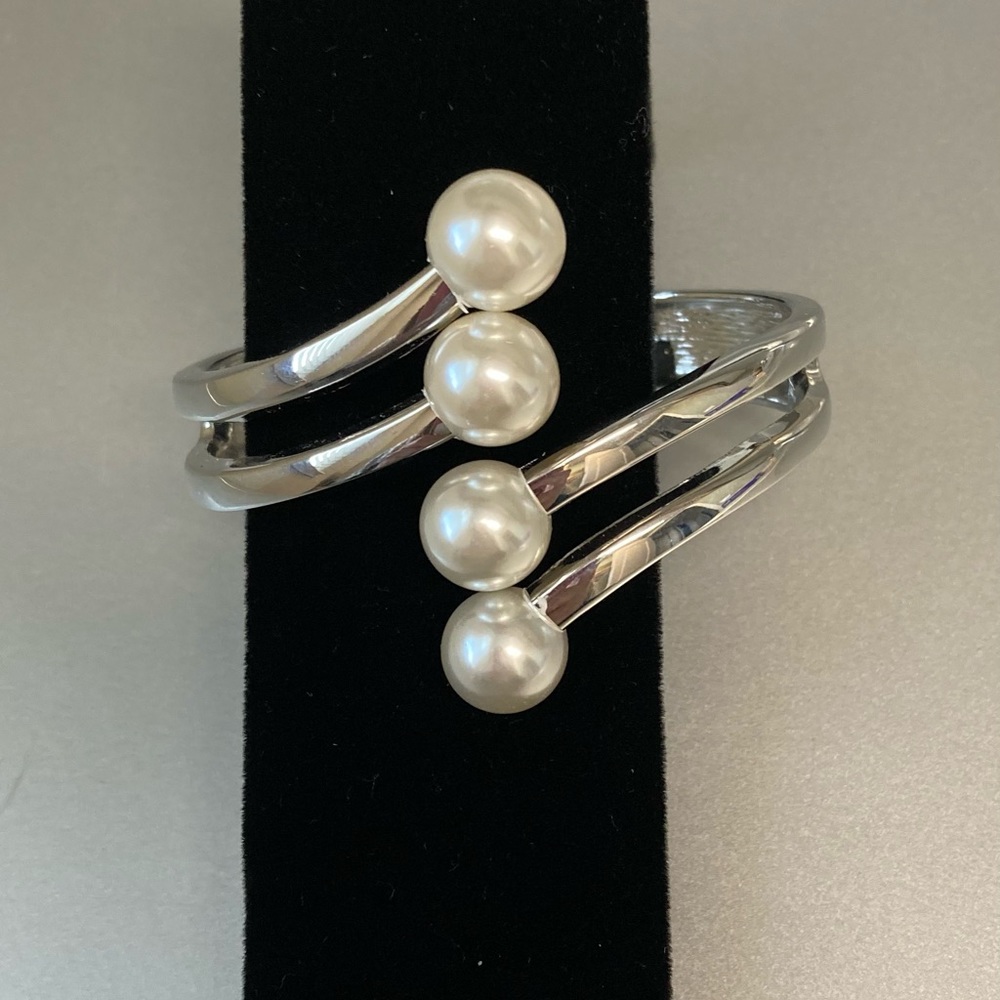 Bracelet. Silver Tone with Pearls. STATEMENT ONE. - Picture 3 of 9